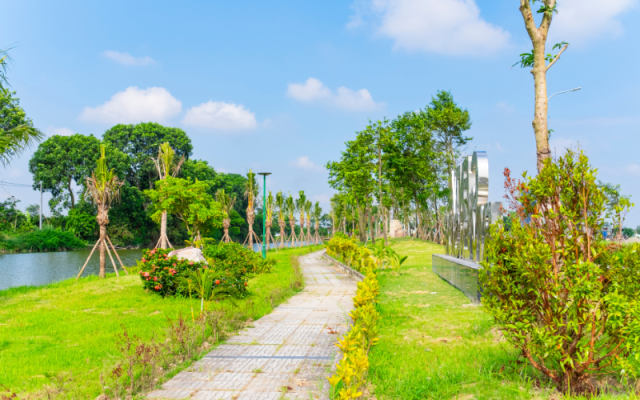 CENTA Riverside: Tọa độ tĩnh bên sông, kết nối nhanh tới Thủ đô Hà NộiTrong nỗ lực tìm kiếm sự cân bằng trong nhịp sống hiện đại, nhiều gia đình vẫn đang tìm kiếm một chốn an cư vừa kết nối nhanh với trung tâm Hà Nội, vừa sở hữu không gian sống đủ rộng, xanh và riêng tư để trở về mỗi ngày. CENTA Riverside trở thành một lưa chọn đáng quan tâm khi có lợi thế “tọa độ tĩnh” hiếm có bên sông Tào Khê, trong khi chỉ trong khoảng 15 phút để di chuyển vào Thủ đô. Dự án đang mở ra một lựa chọn sống cân bằng giữa kết nối và nghỉ dưỡng. Khi khoảng cách sống không còn được đo bằng địa giới Hạ tầng giao thông đang thay đổi cách lựa chọn nơi an cư. Thay vì tập trung hoàn toàn vào khu vực nội đô có mật độ cao, nhiều gia đình bắt đầu hướng đến những không gian ngoài trung tâm nhưng vẫn bảo đảm khả năng kết nối thuận tiện với Hà Nội. Đại lộ Hà Nội - Gia Bình được kỳ vọng góp phần rút ngắn thời gian di chuyển giữa Thủ đô và Bắc Ninh. Khi tuyến đường hoàn thành, từ CENTA Riverside đến Hà Nội dự kiến chỉ khoảng 15 phút lái xe. Khoảng thời gian này mở ra một nhịp sống linh hoạt: làm việc, học tập tại Thủ đô, nhưng vẫn có thể trở về không gian yên tĩnh sau mỗi ngày bận rộn. Khi khoảng cách địa lý được thu hẹp, khái niệm “gần trung tâm” cũng dần thay đổi. Giá trị không chỉ nằm ở số kilomet, mà còn ở khả năng tiếp cận nhanh những khu vực kinh tế, việc làm và tiện ích quan trọng trong khi vẫn duy trì được chất lượng sống. Tọa độ tĩnh bên sông: Đặc quyền sống hiếm có vùng Thủ đô Nếu hạ tầng tạo nên sự thuận tiện, cảnh quan ven sông lại định hình chất lượng sống khác biệt tại CENTA Riverside. Dòng sông tự nhiên Tào Khê mang đến không gian thoáng rộng, tầm nhìn gần gũi với thiên nhiên và cảm giác thư thái giữa nhịp sống hiện đại. Tại đây, một ngôi nhà không chỉ là nơi cư trú. Đó còn là khoảng không để đón nắng sớm, đi bộ trong mảng xanh, dành thời gian bên gia đình hay tận hưởng sự yên tĩnh sau giờ làm việc. Với lợi thế biệt thự ven sông, CENTA Riverside hướng đến những cư dân đề cao sự riêng tư, diện tích sống rộng và trải nghiệm gắn với thiên nhiên. Sự giao thoa giữa cảnh quan và nhịp sống tạo nên một tọa độ tĩnh bên sông khác biệt. Nơi đây đủ gần để cư dân kết nối với các trung tâm kinh tế, việc làm, trường học và tiện ích lớn, nhưng vẫn đủ riêng tư để mỗi hành trình trở về mang theo cảm giác nghỉ ngơi thực sự. Không gian bên sông cũng góp phần tạo nên những trải nghiệm thường nhật giàu cảm xúc. Buổi sáng bắt đầu trong bầu không khí khoáng đạt, một khoảng thời gian thư giãn ngoài trời hay những buổi tối quây quần cùng gia đình sau ngày dài làm việc. Giữa vùng Thủ đô “đất chật người đông”, sở hữu một ngôi nhà có mảng xanh sân vườn đã hiếm có, được sống bên sông tự nhiên khoáng đạt lại càng xa xỉ hơn. Ấy vây, cách Hồ Tây chỉ 12km, CENTA Riverside đang mở ra một cuộc sống đáng mơ ước như thế: phong cách sống xanh hiện đại, tiện ích đủ đầy, cư dân sầm uất. Đặc biệt phân khu biệt thự sông Tào Khê chỉ còn lại số lượng giới hạn, dành cho những chủ nhân tinh hoa cuối cùng. Nhịp sống cân bằng dành cho gia đình hiện đại Giá trị của một nơi ở ngày càng được đánh giá qua khả năng nâng đỡ chất lượng sống của từng thành viên. Trẻ nhỏ cần không gian vận động; người lớn tuổi cần sự yên tĩnh; người trưởng thành cần kết nối nhanh với công việc và các hoạt động xã hội. CENTA Riverside đáp ứng những nhu cầu đó bằng lợi thế vị trí cùng môi trường sống ven sông. Ngày thường, cư dân có thể thuận tiện di chuyển đến Hà Nội hoặc các khu vực kinh tế lân cận. Khi trở về, không gian riêng tư tạo điều kiện để các thành viên dành nhiều thời gian hơn cho gia đình, nghỉ ngơi và tái tạo năng lượng. Với vị trí bên sông Tào Khê và triển vọng kết nối ngày càng hoàn thiện, CENTA Riverside trở thành tọa độ tĩnh bên sông dành cho những gia đình muốn cân bằng giữa nhịp sống năng động và khoảng lặng riêng tư. Từ Thủ đô sôi động đến miền xanh bên sông, khoảng cách còn được đo bằng cảm xúc của mỗi hành trình trở về. Tại CENTA Riverside, kết nối thuận tiện, không gian khoáng đạt và vẻ yên bình bên dòng Tào Khê cùng hiện diện trong lựa chọn sống đủ gần để kết nối, đủ riêng tư để tận hưởng. Mời Quý khách ghé thăm CENTA Riverside, không gian sống đẳng cấp và riêng tư bên sông Tào Khê. CENTA Riverside - Biệt thự sông ngay tâm điểm TOD Ga Trung Mầu - Hà Nội Hotline: 0969 640 002 Fanpage CENTA Riverside